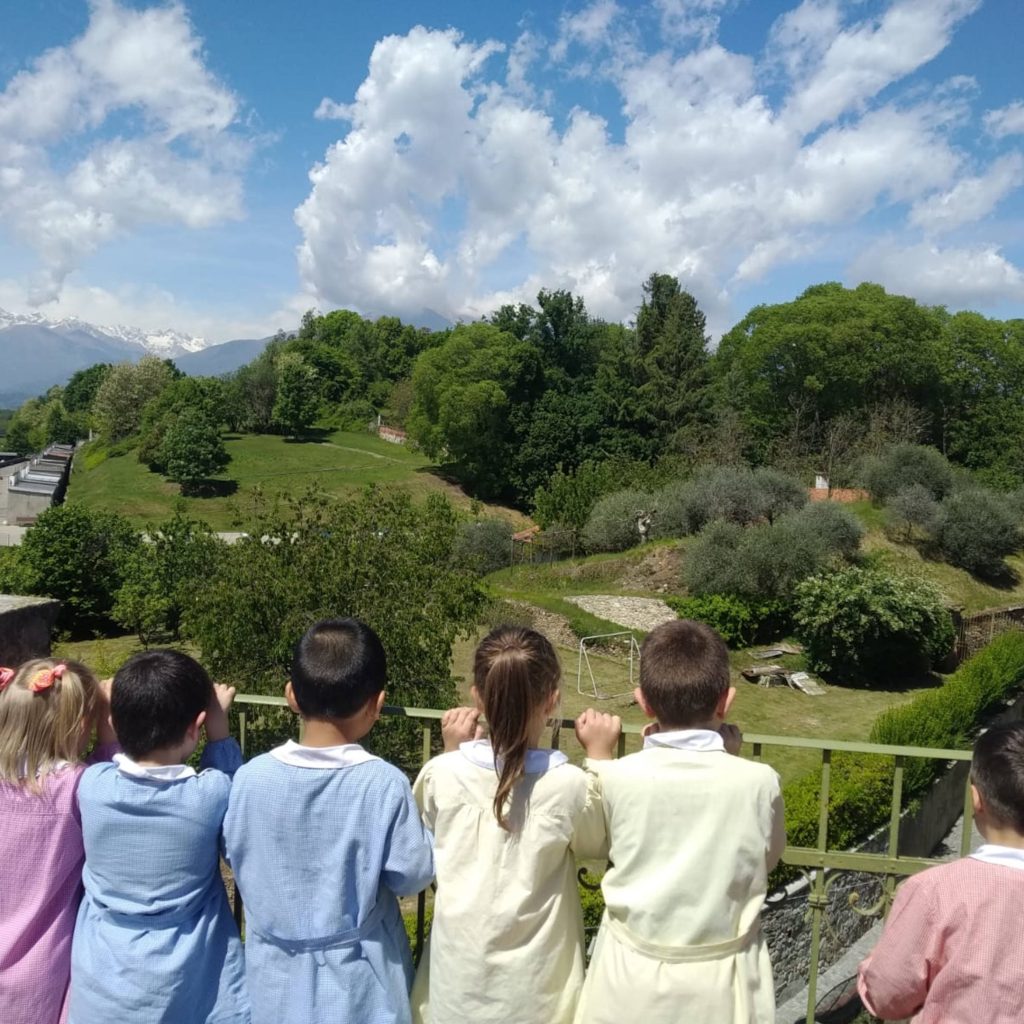 Bambini guardano il panorama